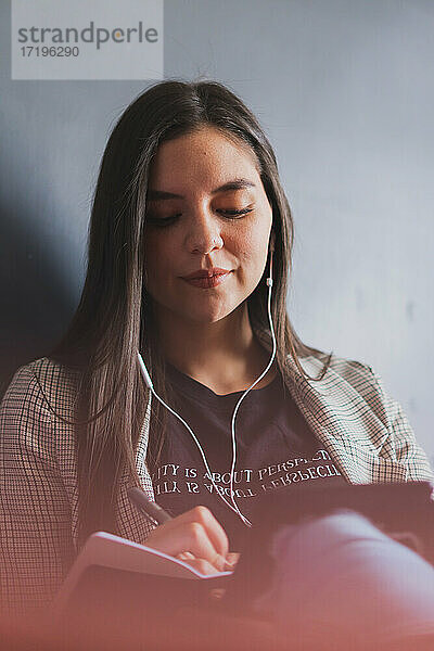 Junge Frau liest ein elektronisches Buch.