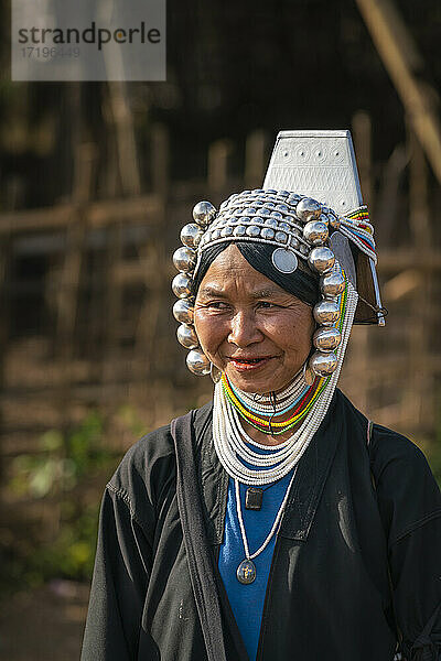 Porträt einer lächelnden älteren Frau vom Stamm der Akha in der Nähe von Kengtung  Myanmar