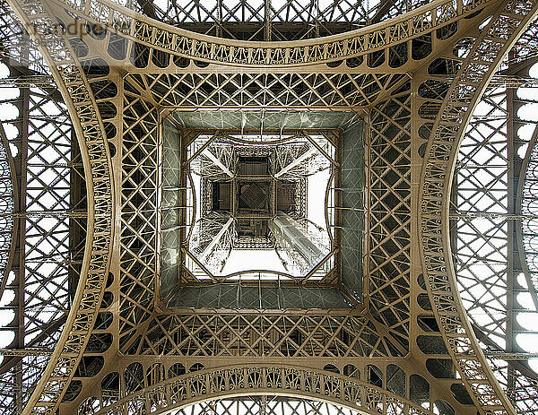 Der Eiffelturm in Paris von unten