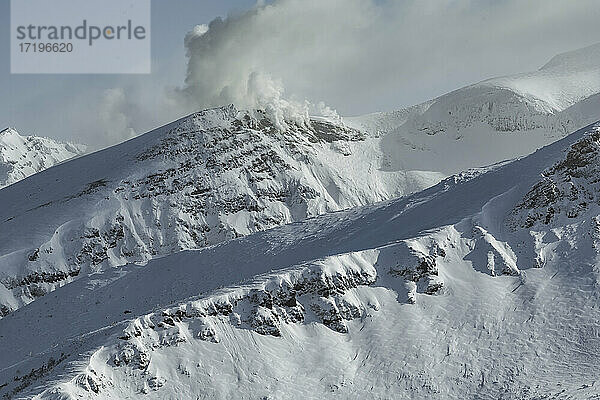 Panoramaaussicht auf schneebedeckte Berge