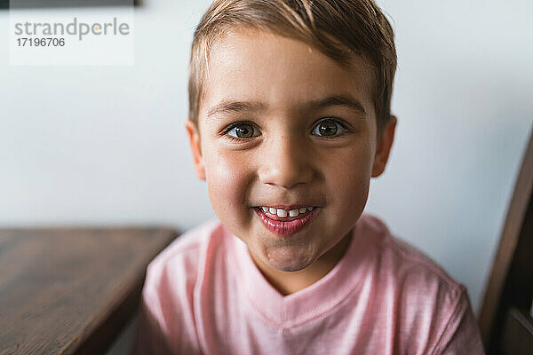 Ein Junge im Vorschulalter lächelt in die Kamera