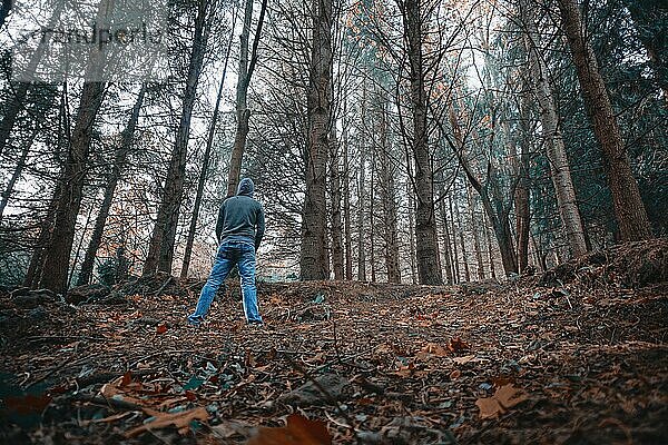 Mann beim Trekking in den Bergen im Frühling  Bilbao  Spanien