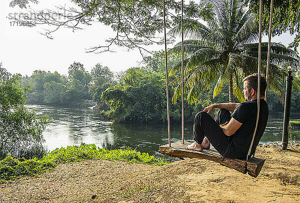 Ein ruhiger Morgen am Fluss Kwai in der Nähe von Kanchanaburi