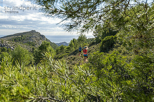 Mann und Frau laufen auf einem Bergpfad  Calpe  Costa Blanca  Alicante
