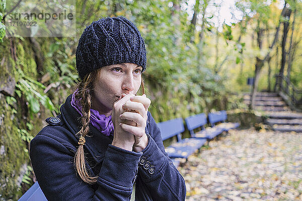 Alleinreisende Frau erkundet Park im Herbst