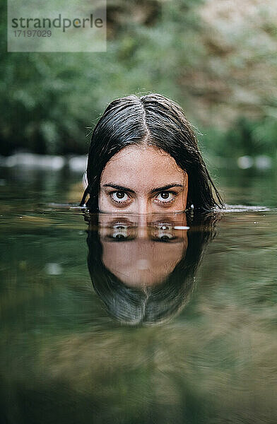 Junges Mädchen schwimmt im Fluss