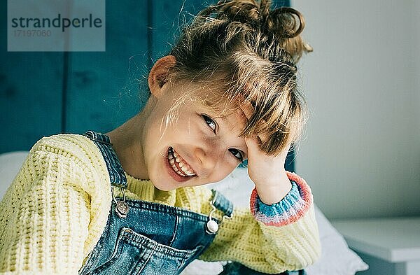 offenes Porträt eines schönen jungen Mädchens lächelnd voller Glück