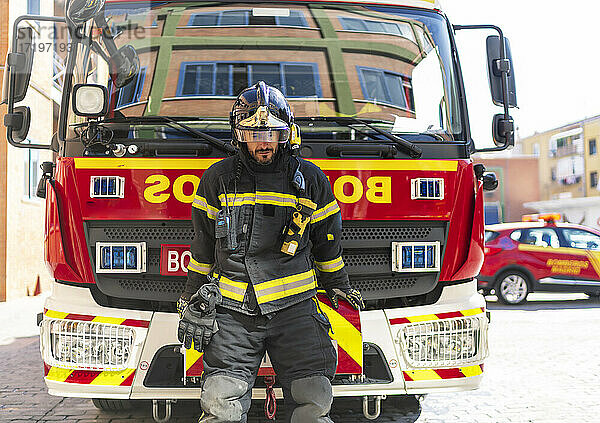 Bild eines Feuerwehrmanns neben dem Wasserwagen