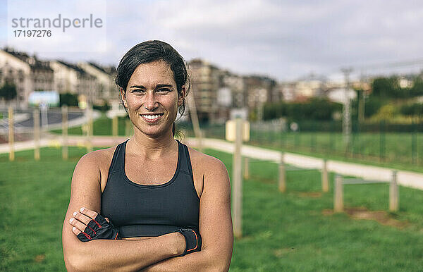Porträt einer Sportlerin beim Training im Freien