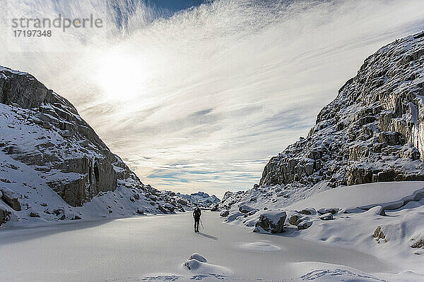 Hohe Winkel Ansicht der silhouetted Backpacker in Winterlandschaft