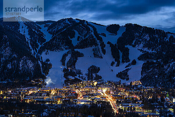 Beleuchtete Gebäude in Aspen Mountain im Winter bei Nacht