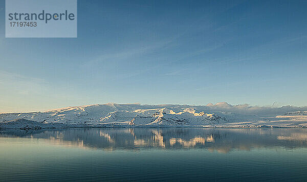 der majestätische Fjallsjökull-Gletscher von der Lagune Jökulsárlón aus gesehen