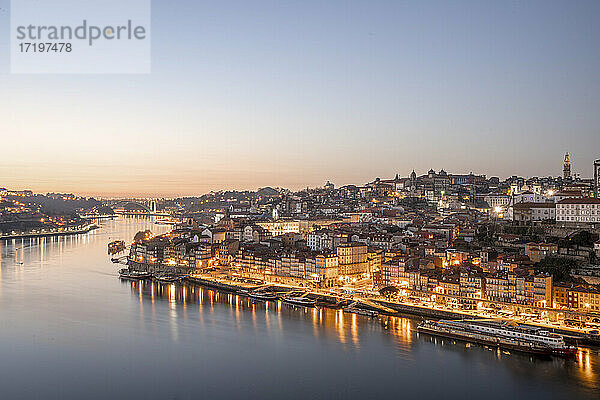 Blick auf die Unesco-Stätte Porto bei Sonnenuntergang mit Stadtbeleuchtung  mit Blick auf