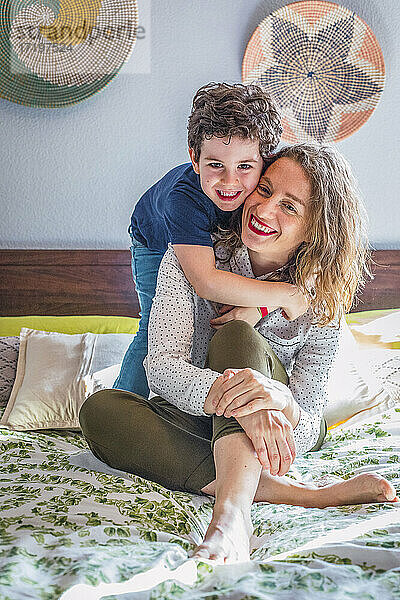 Nettes Bild einer blonden Mutter mit ihrem glücklichen Sohn. Muttertag konzipiert