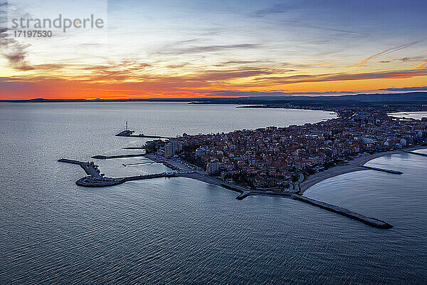 Luftaufnahme der Stadt Pomorie an der bulgarischen Schwarzmeerküste bei Sonnenuntergang