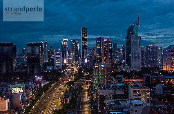 Nacht Luftaufnahme weiten Blick auf Wolkenkratzer und mehrspurige Autobahn in großen städtischen Stadtzentrum Cityscape von Hochhäusern in Jakarta  Indonesien bei Nacht