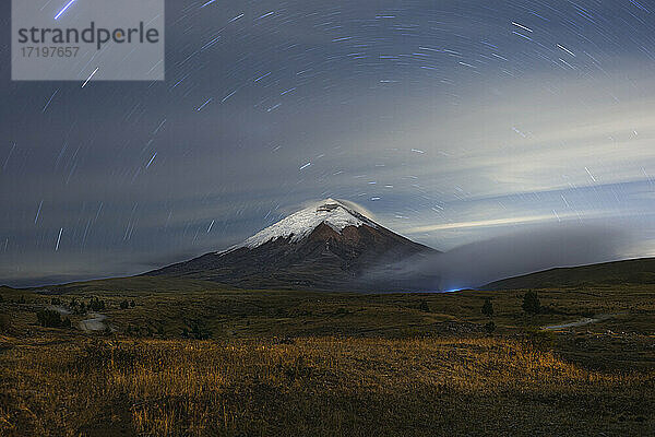 Startrail des Cotopaxi-Gebirges in den ecuatorianischen Anden