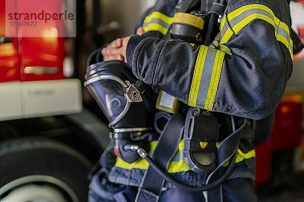 Feuerwehrmann mit seiner Atemschutzausrüstung