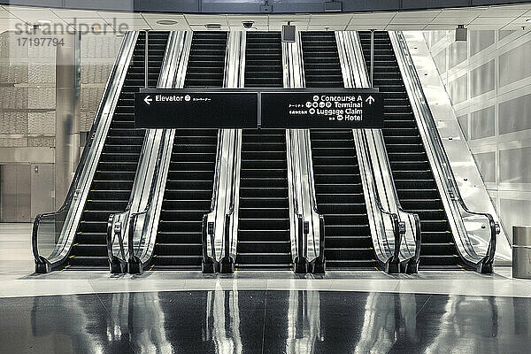 Flughafen-Rolltreppen ohne Menschen