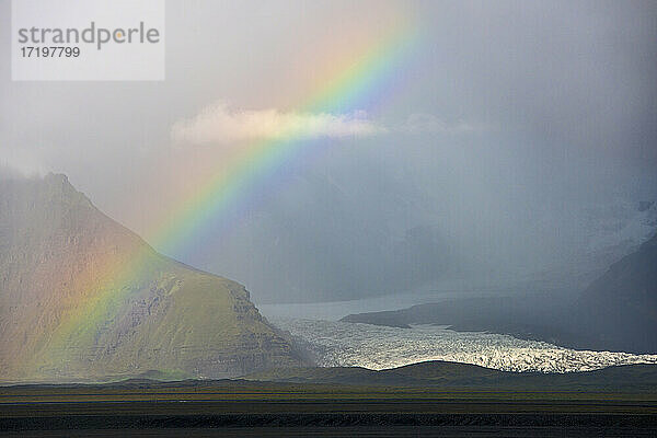 Regenbogen am Svínafellsjökull-Gletscher in Südisland