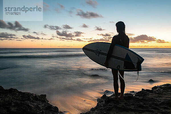 Surfer Girl Silhouette gegen bunte Sonnenuntergang