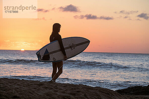 Surfer Girl Silhouette gegen bunte Sonnenuntergang