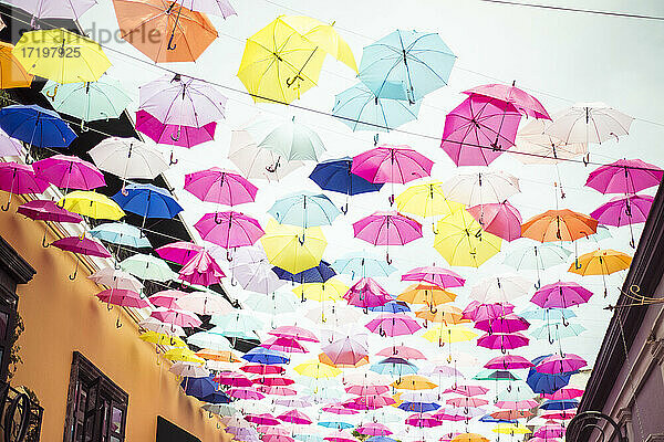 Farbenfrohe künstlerische Installation von Regenschirmen