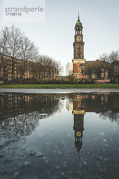 Deutschland  Hamburg  St. Michaels Kirche spiegelt sich im Wasser