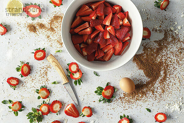 Zubereitung von Erdbeeren für süßen Erdbeerkuchen