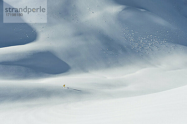 Skischild auf schneebedecktem Berg  Lechtaler Alpen  Tirol  Österreich
