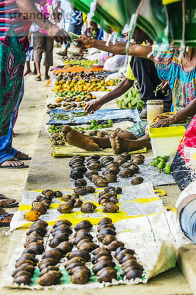Papua-Neuguinea  Provinz Milne Bay  Alotau  Person kauft tropische Früchte auf dem Markt