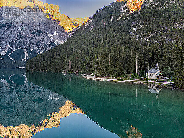 Spiegelung des Berges Croda del Becco im Pragser Wildsee bei Sonnenaufgang in den Dolomiten  Südtirol  Italien