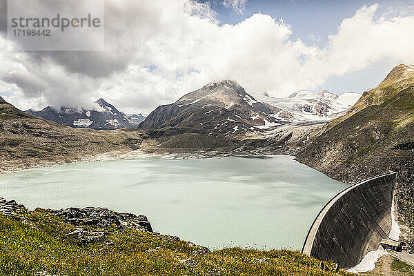 Wunderschöne Landschaft am Griessee mit Griesgletscher im Hintergrund am Nufenenpass  Wallis  Schweiz