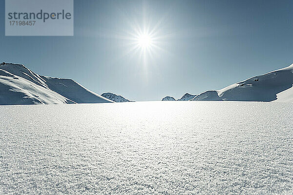 Schneebedeckte Berge an einem sonnigen Tag  Lechtaler Alpen  Tirol  Österreich