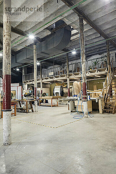 Männliche Handwerker arbeiten in einer Fabrik für Holzdesign