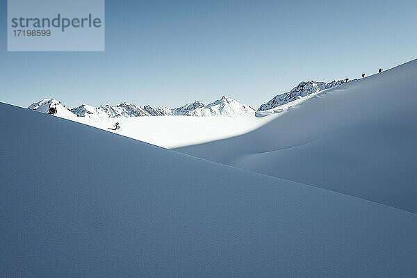 Steinkarspitze mit Schnee bedeckt gegen den Himmel  Lechtaler Alpen  Tirol  Österreich