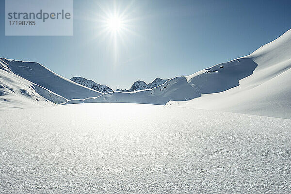 Sonnenlicht auf schneebedecktem Berg im Winter  Lechtaler Alpen  Tirol  Österreich