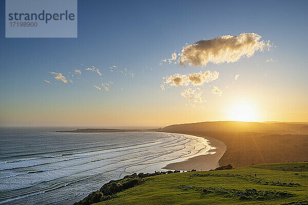 Neuseeland  Otago  Blick auf den Tautuku Beach der Tautuku Bay vom Florence Hill Lookout bei Sonnenuntergang