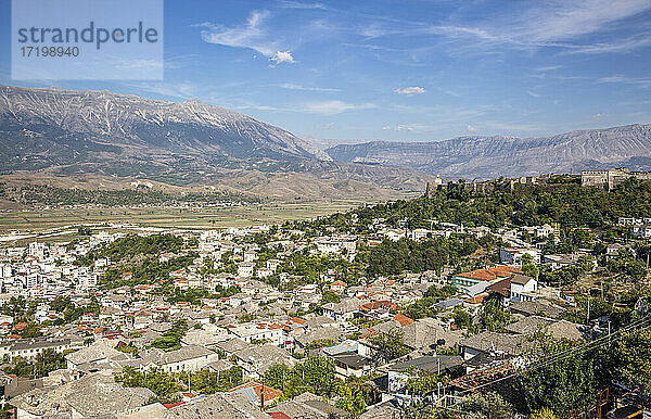 Blick auf die Stadt vor blauem Himmel in Mali I Gjere  Gjirokaster  Albanien