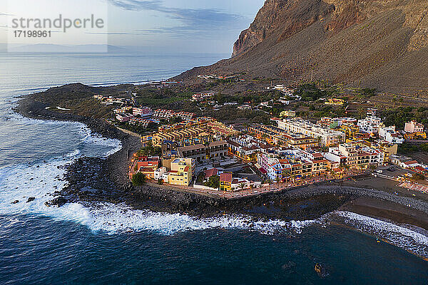 Spanien  Valle Gran Rey  Drohnenansicht der Stadt am Rande der Insel La Gomera in der Abenddämmerung