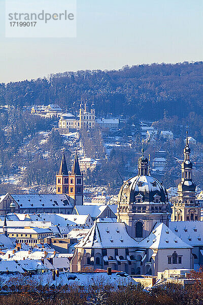 Deutschland  Bayern  Würzburg  Stift Haug Kirche und umliegende Gebäude im Winter