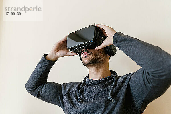 Mann trägt Virtual-Reality-Simulator