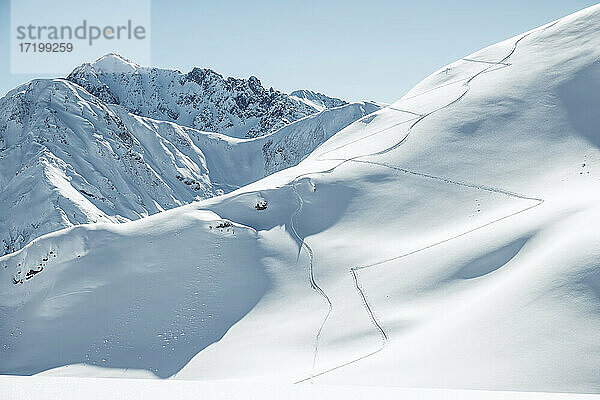 Skispuren auf dem schneebedeckten Kreuzjoch  Namloser Wetterspitze  Lechtaler Alpen  Tirol  Österreich