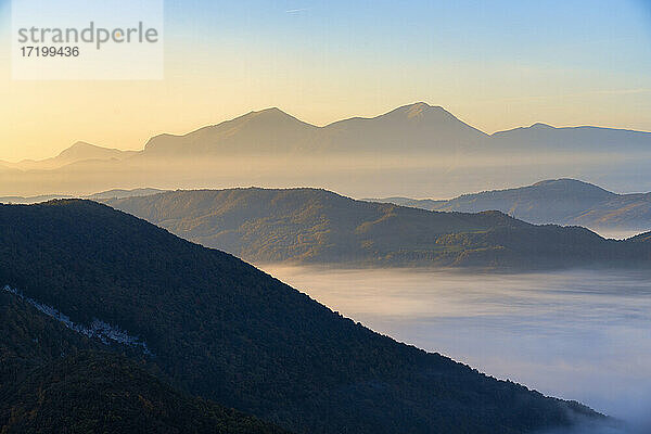 Berge bei Sonnenaufgang in der Furlo-Schlucht  Marken  Italien