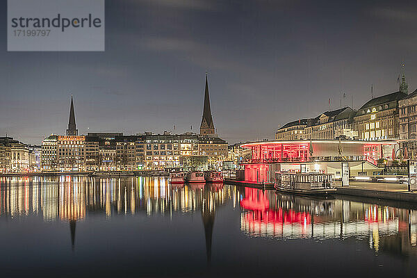 Deutschland  Hamburg  Stadtarchitektur mit Spiegelung in der Binnenalster in der Morgendämmerung