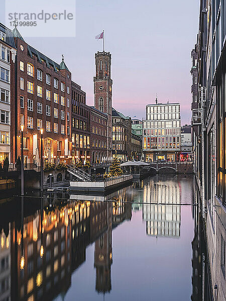 Deutschland  Hamburg  Stadtarchitektur mit Alte Post spiegelnd im Bleichenfleet