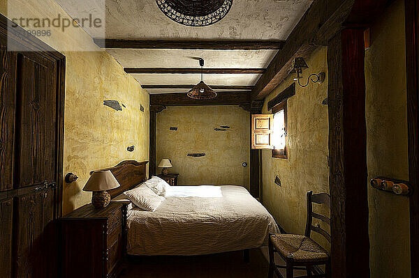 Schlafzimmer in einem rustikalen Haus