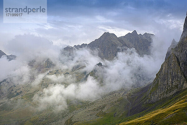 Nebelschwaden über dem Col du Tourmalet-Pass  Frankreich