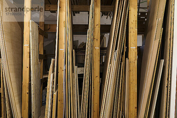 Holzbretter am Regal in der Werkstatt