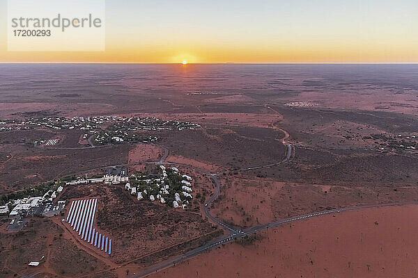 Australien  Northern Territory  Yulara  Luftaufnahme der Wüstenstadt im Uluru-Kata Tjuta National Park bei Sonnenaufgang